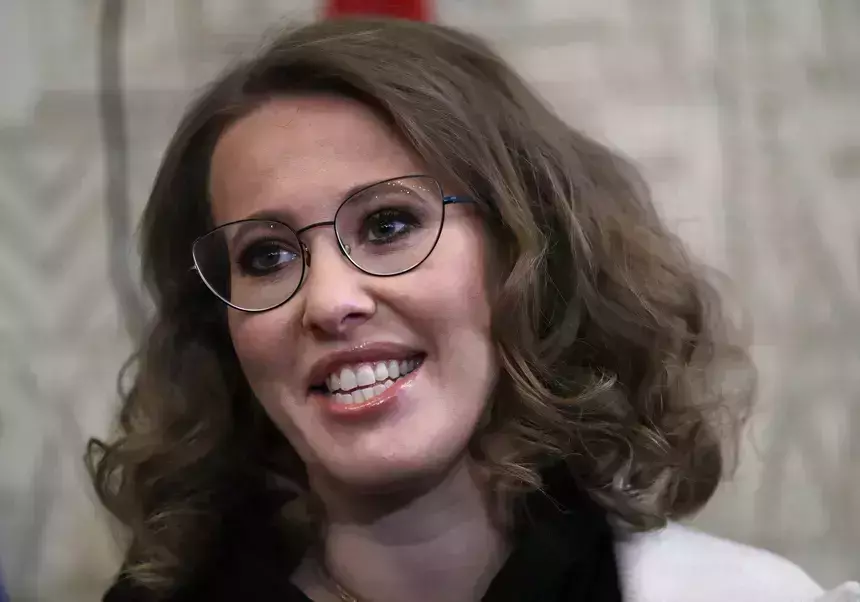 «Вспомнила бабка, как девкой была»: фанаты раскритиковали Собчак за эротическое фото