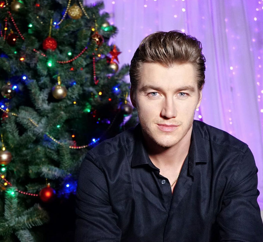 Певец Алексей Воробьев празднует Новый год в Лос-Анджелесе до весны