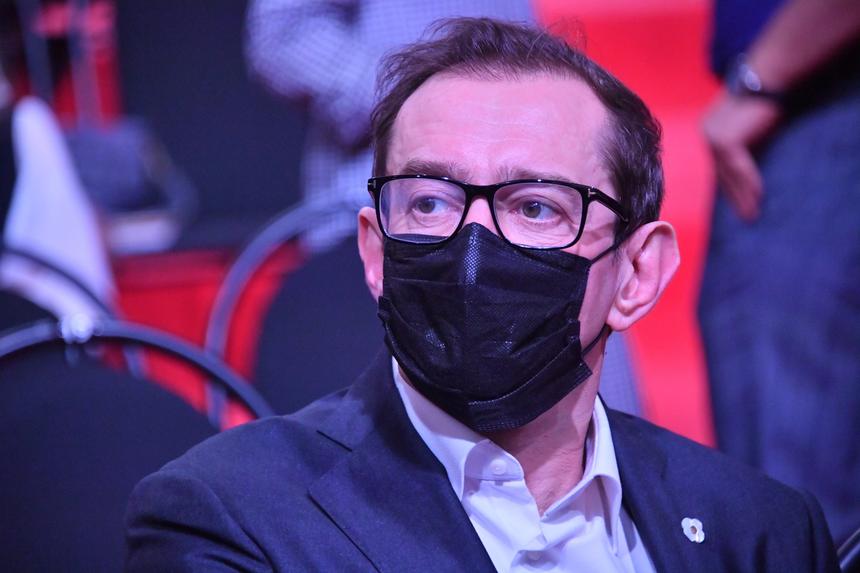 Лохматые волосы и странная поза: Константин Хабенский стал похож на клоуна