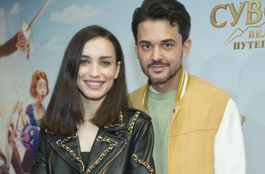 Виктория Дайнеко рассекретила беременность, появившись на премьере с женихом и внушительным животом