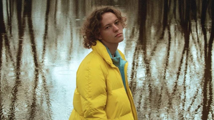 Скончался 24-летний исполнитель хита «Щека об щеку» Шарлотта