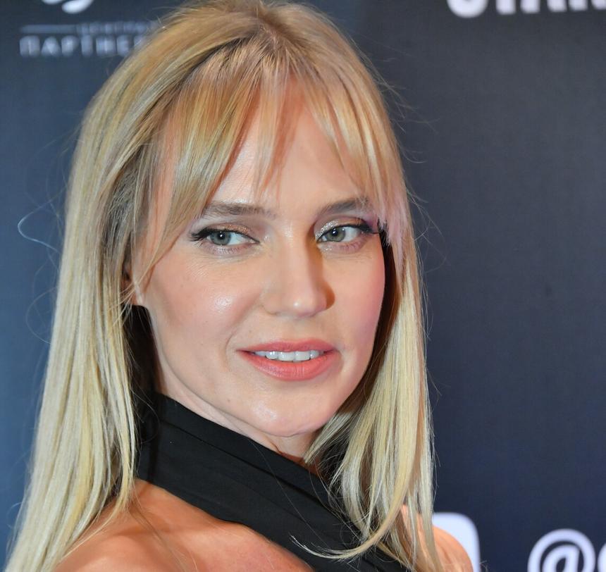 Певица Глюкоза покинула Россию без детей и мужа