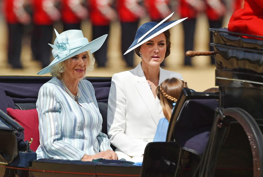 «Превратит жизнь в кошмар»: ненавидящая Кейт Миддлтон королева Камилла опустила ее в глазах общества