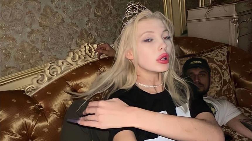 Девушка Паши Техника выпала из окна 8 этажа элитного многоквартирного дома