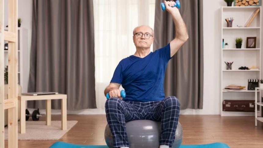 «Чаще махайте ногами»: 80-летний пенсионер получил черный пояс по тхэквондо