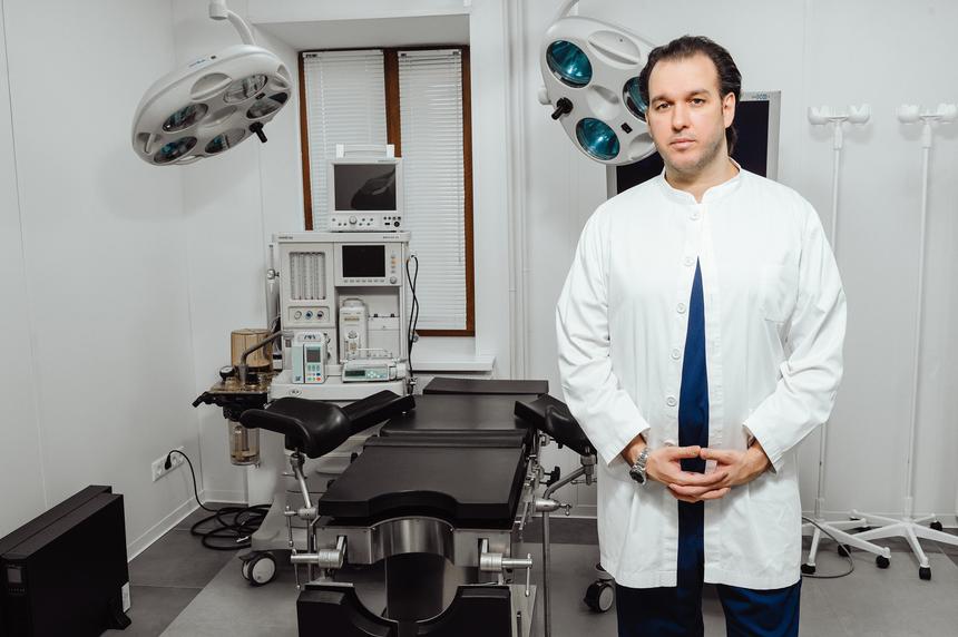 Амжад Аль-Юсеф ― ведущий пластический хирург и основатель центра
инновационной медицины DMC