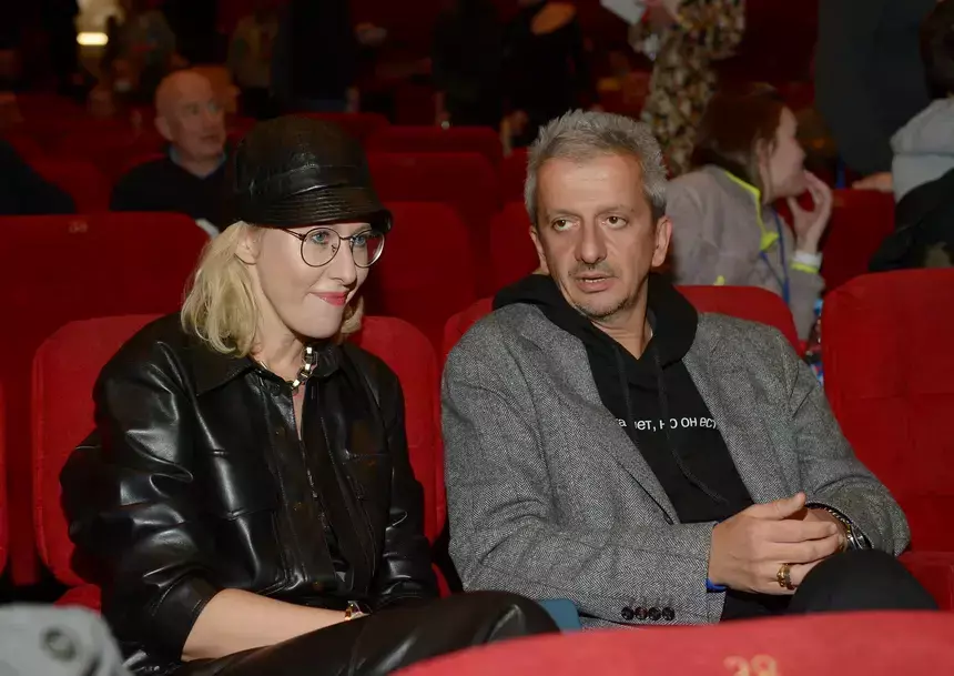 Улучшенная копия Собчак: Константин Богомолов провел вечер с другой женщиной