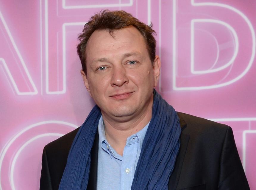 Несмотря на исповедание ислама, Марат Башаров принял участие в христианском обряде