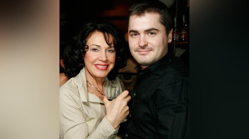 Богатая брюнетка: молодой муж Надежды Бабкиной быстро нашел ей замену