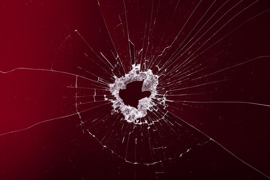 Расстреляли окна и ранили сына: в Подмосковье покушаются на жизнь известного блогера