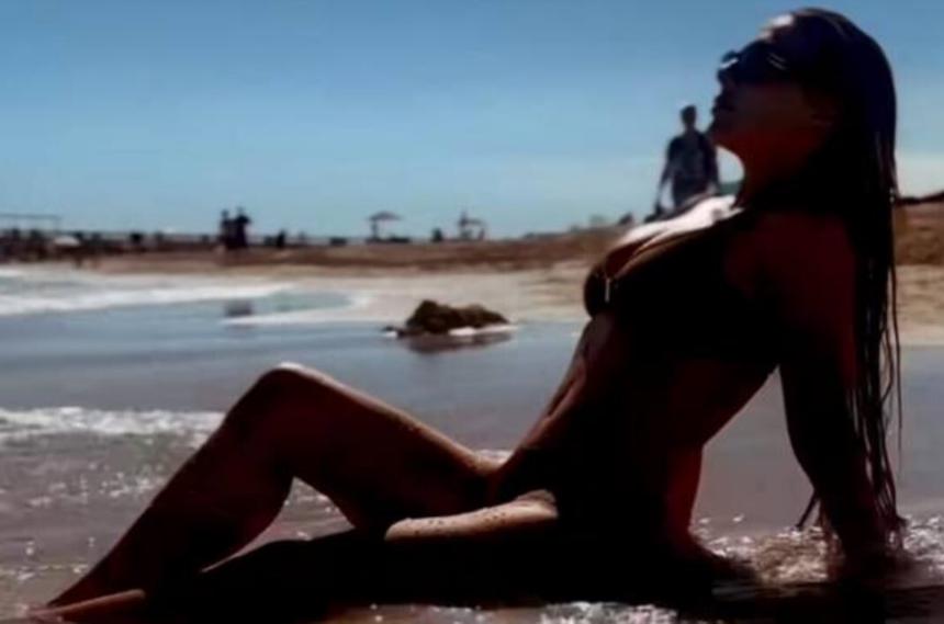 Муж Анны Седоковой восхитился её формами в купальнике