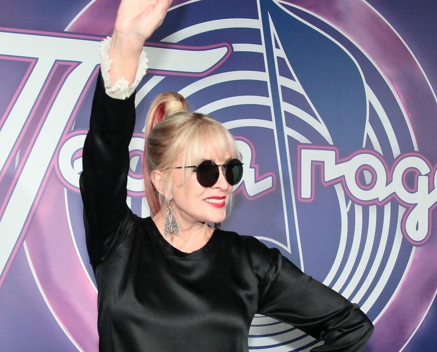 Поклонники не узнали Лайму Вайкуле с раскосыми глазами и без волос