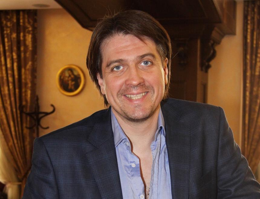 50-летний актер Денис Матросов развелся со второй женой ради новой любви