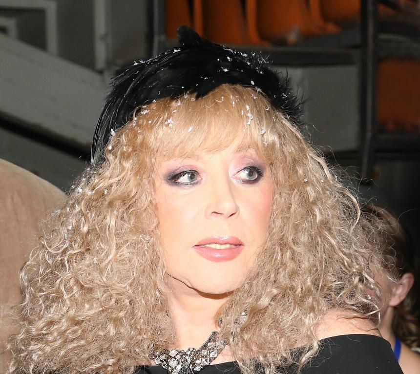 Мужчина в порванной тельняшке развеселил Аллу Пугачеву