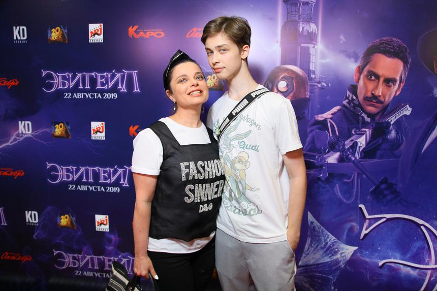 «Хочет сместить Наташу»: беззубая невестка Королевой и Тарзана собралась на сцену