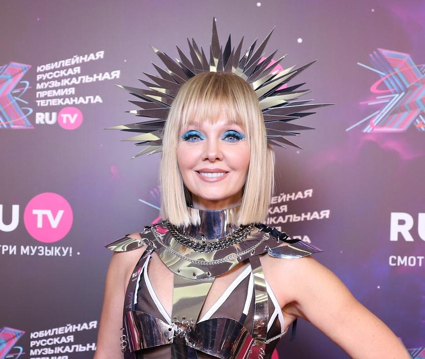 Бросившую мужа в коляске певицу Валерию застали в объятиях другого мужчины