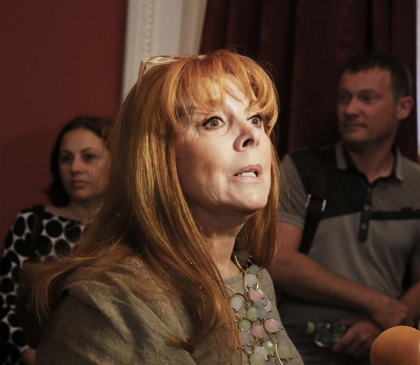 Мужчина на концерте перестал сдерживаться и потрогал Клару Новикову за разные места