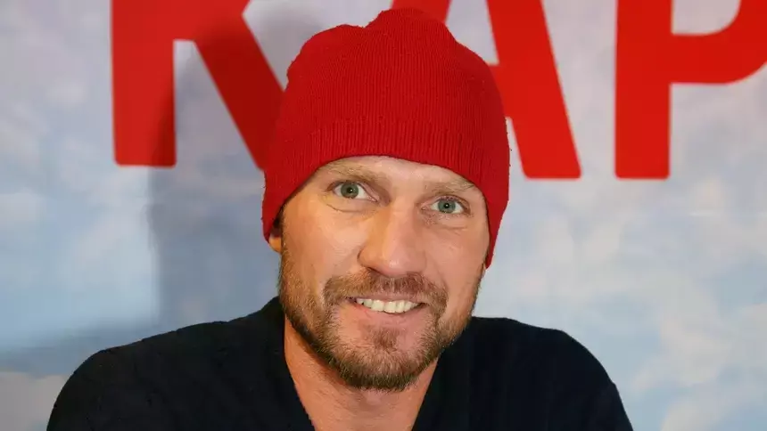 «Есть шанс выжить, но остаться инвалидом»: врач о состоянии Романа Костомарова