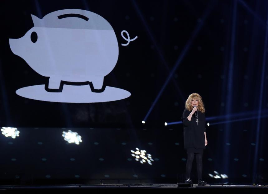 Около 660 тысяч: Алла Пугачева не смогла снять с карточки положенную пенсию