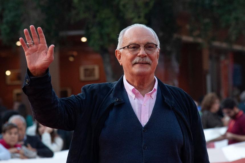 Врачи дежурили в зале: выживший Никита Михалков мало двигался и в основном сидел при первом появлении