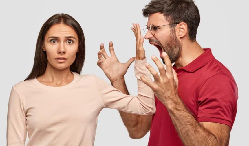 Муж вызвал полицию из-за того, что супруга отказалась покупать ему одежду