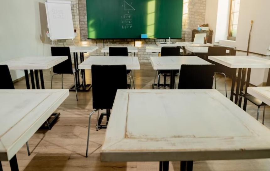 В Тольятти учитель заставлял школьников есть бумагу