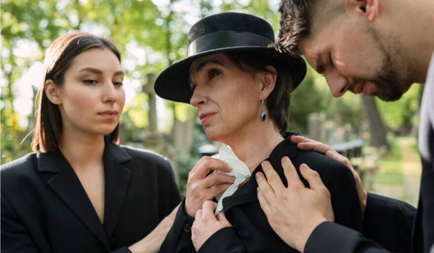 Женщина уронила телефон в могилу, но не растерялась