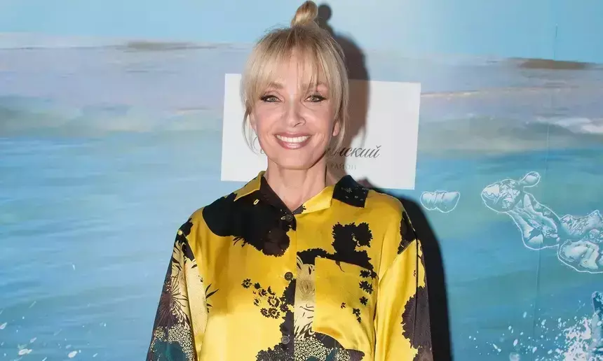 Без парика и в странном виде: Лайму Вайкуле сняли лежащей на лавочке