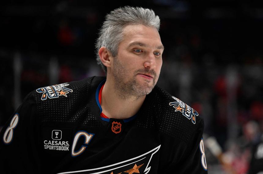 «Не стало отца»: у прилетевшего из США Александра Овечкина сразу случилось горе в России