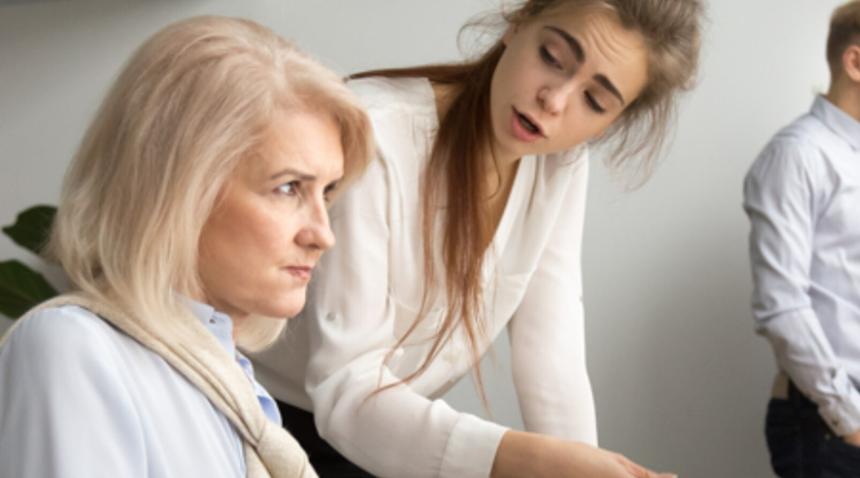 Российский эйджизм: в Санкт-Петербурге 50-летнюю женщину не пустили на молодёжную выставку