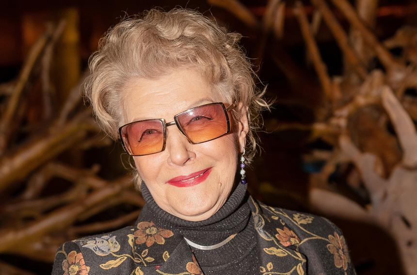 87-летняя Светлана Дружинина вышла на снег без обуви и объяснила зачем