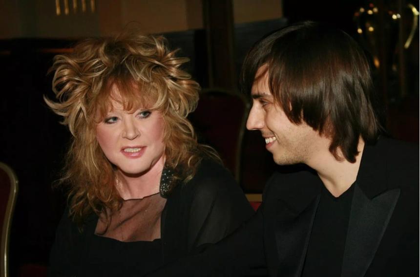 Еле стояла и держалась за Галкина*: сломленная болезнью Пугачева вышла в свет в Тель-Авиве