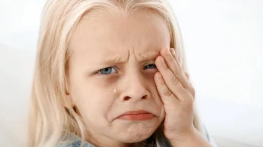 Мать выложила в Сеть видео, на котором заставляет дочь полоскать рот водой из унитаза