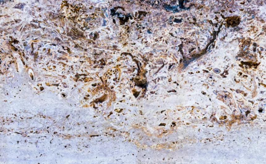 Московский дворник чуть не ослепил женщину химическим реагентом