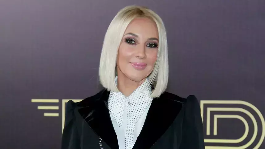 «Несмотря на возраст»: почему Лера Кудрявцева выбирает молодежные наряды