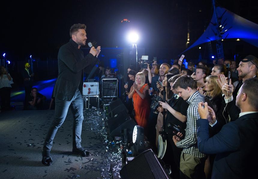 «Некрасиво»: Сергей Лазарев не помог встать упавшей перед ним поклоннице