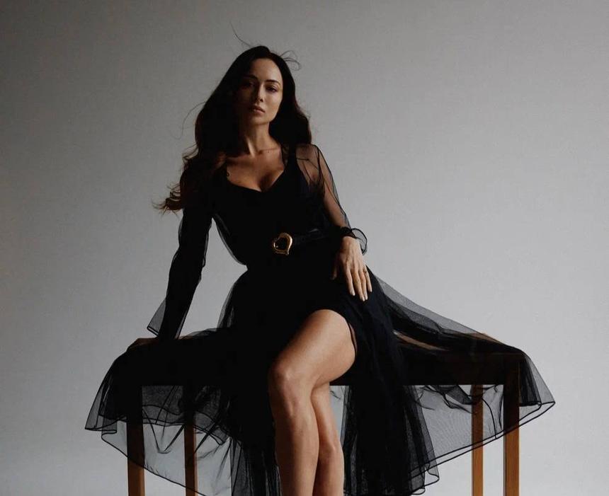 Кому Настасья Самбурская посвятила свою новую песню «Сильная»