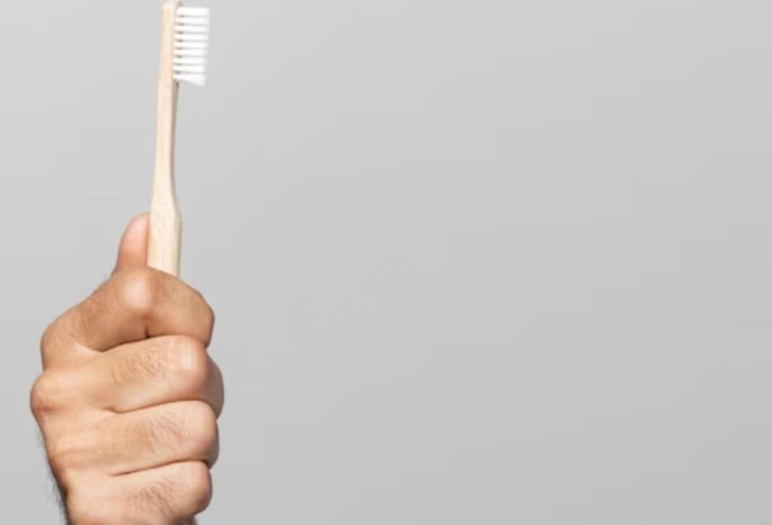 Стоматолог предостерег от чистки зубов под душем