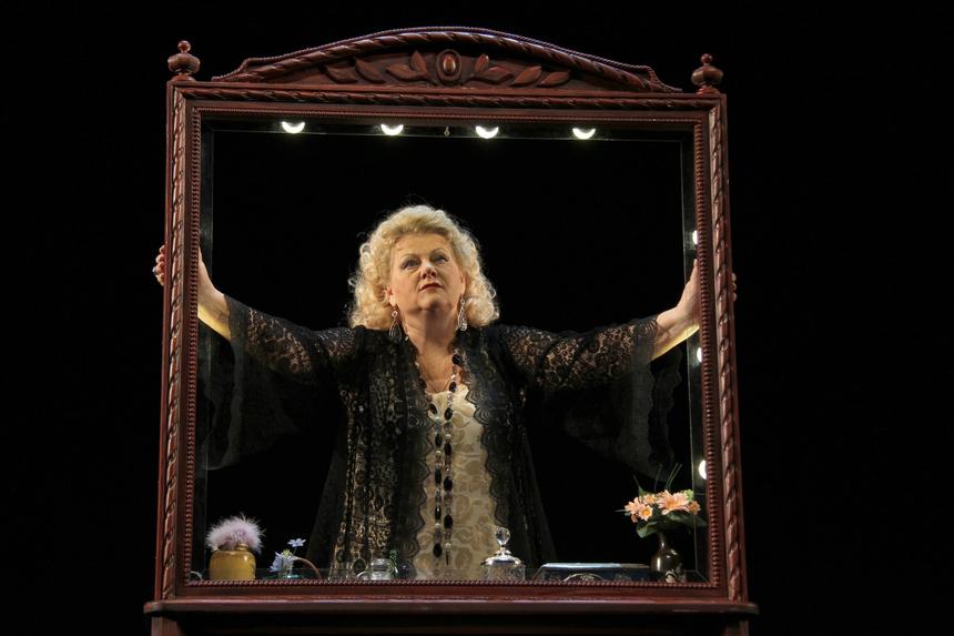 Был крайне жестоким: муж Ирины Муравьевой всё делал для того, чтобы она играла по минимуму