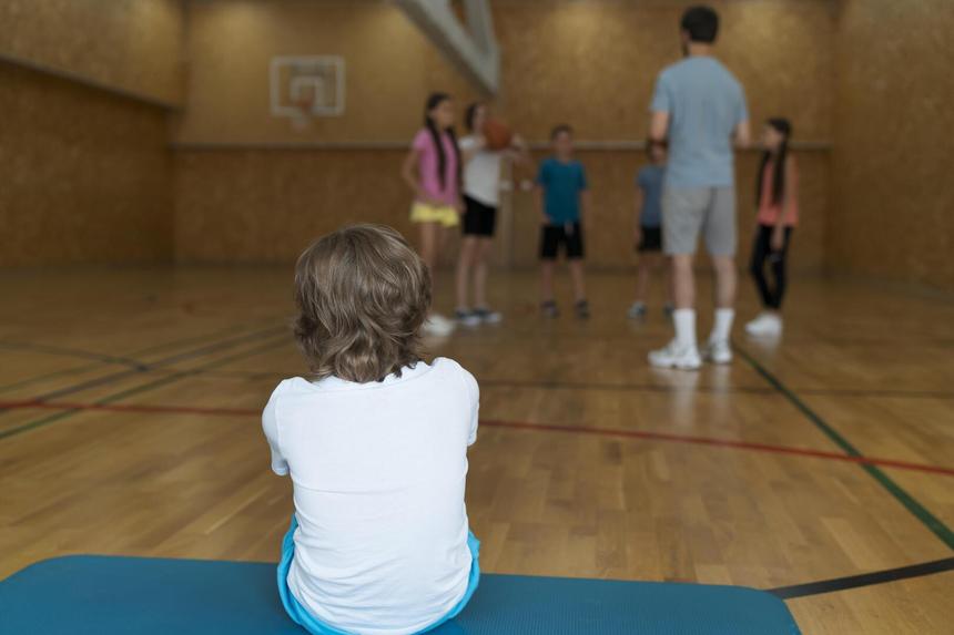 «Иди, посиди симулянт»: школьник сломал позвоночник на физкультуре и не смог доказать это учителю