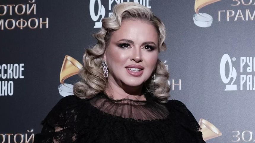 В Сети появилось видео пьяных танцев Семенович на стуле: певица едва не рухнула на пол