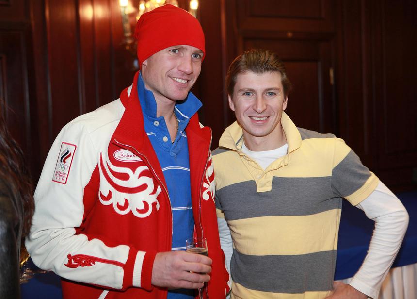 В Сети набирает популярность пророческий снимок Костомарова, сидящего без коньков под знаком инвалида