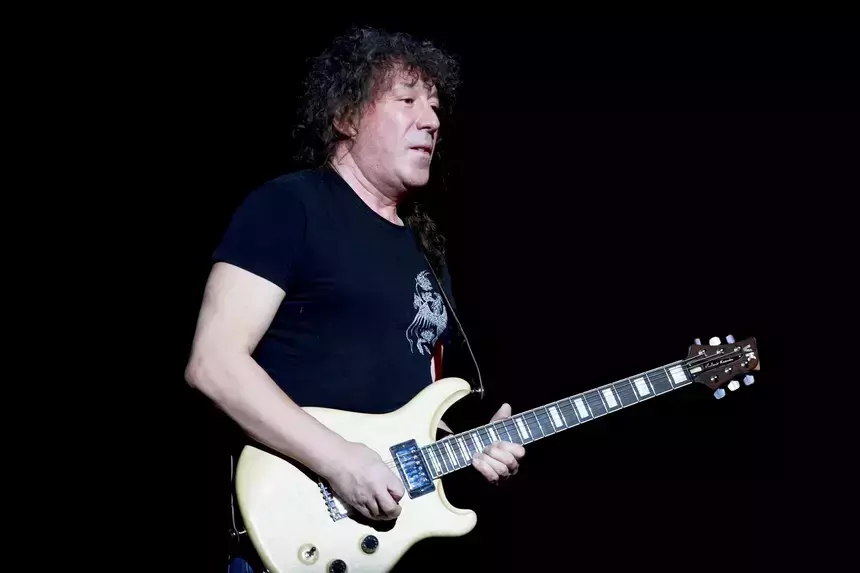 Снял обручальное кольцо: певец Владимир Кузьмин больше не хочет говорить о молодой жене