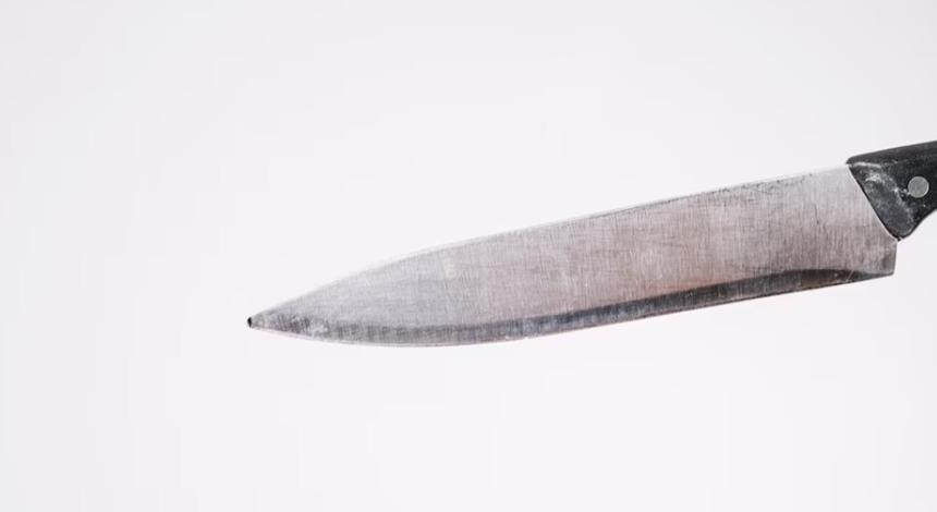 Голодный студент изрезал сокурсниц ножом из-за булочки к чаю