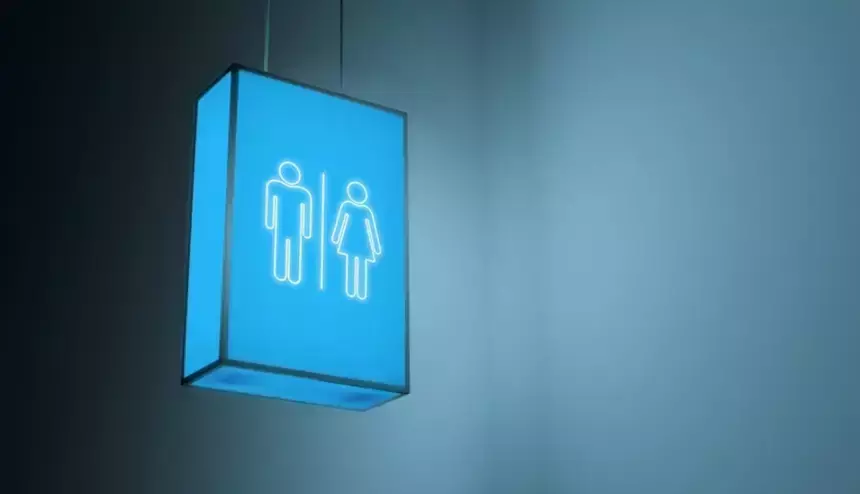 Мужчина вел скрытую съемку в туалете торгового центра, а потом напал с кастрюлей на одну из женщин