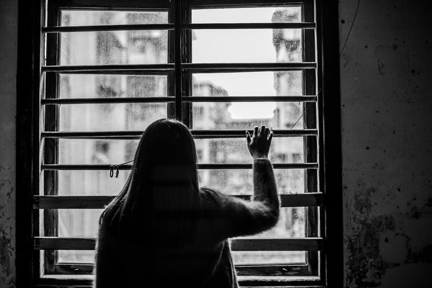 Начались странные вещи: девушка в Москве понюхала подаренные духи и попала в психбольницу