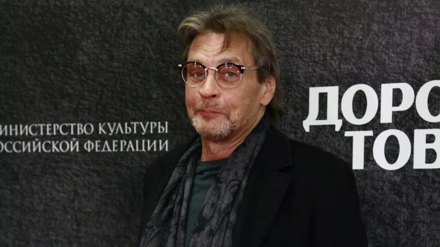 «Накладные ресницы, пачка, движения»: переодевшийся в женщину Домогаров выступил с признанием