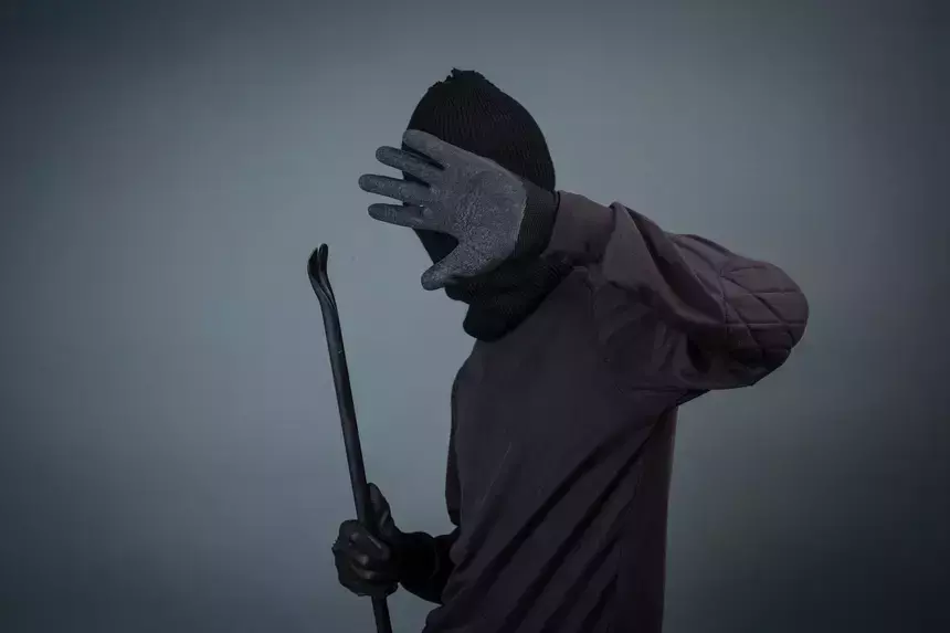 Мужчина с ножом решил ограбить юношу, который оказался его сыном