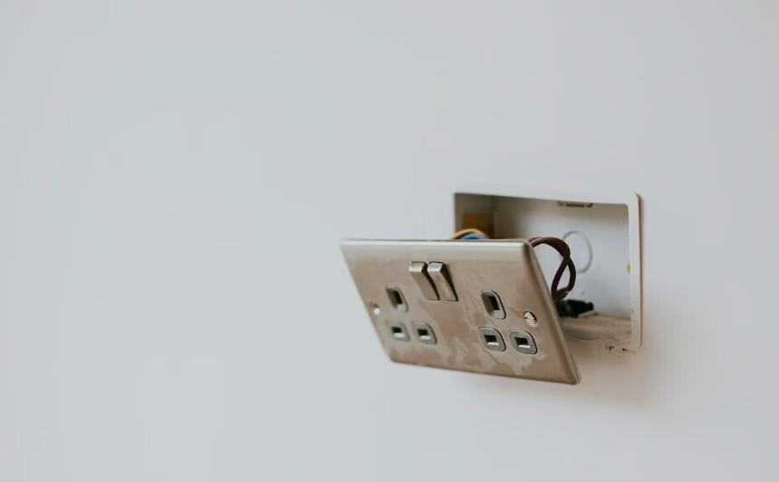 Удар тока в розетке обернулся для двухлетней жительницы Петербурга электротравмой