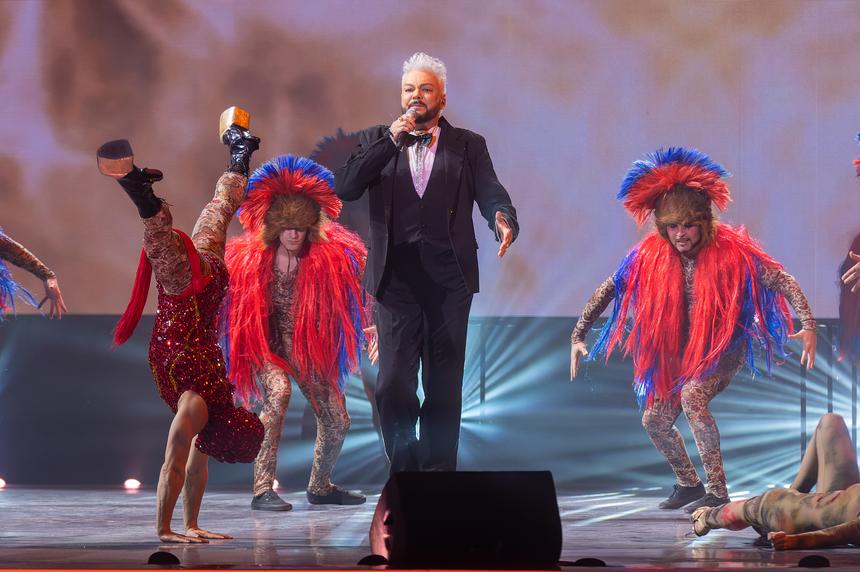 Ни извинений, ни рубля от певца не будет: Филипп Киркоров выиграл суд по поводу танцев на кресте